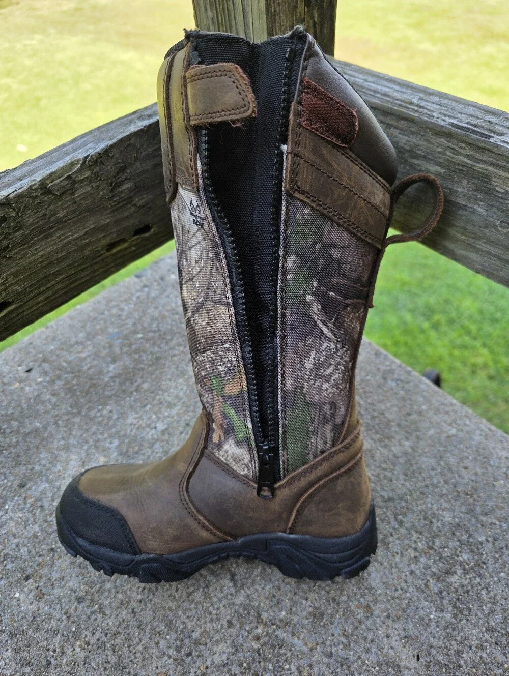 YOUTH UNISEX Size 2 Magellan Outdoors Snake Shield Boots Camoflauge/Brown